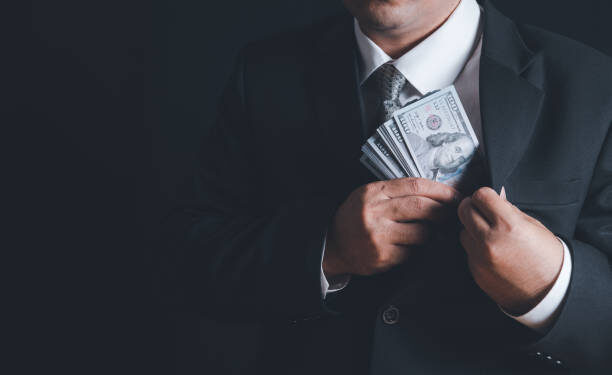 Evaziune de proporții: Un administrator ar fi păstrat pentru el contribuțiile angajaților