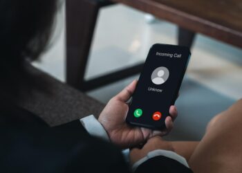 Angajată păcălită să trimită 1.500 lei! Înșelăciune incredibilă prin telefon la un magazin!