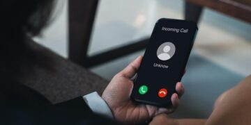 Angajată păcălită să trimită 1.500 lei! Înșelăciune incredibilă prin telefon la un magazin!