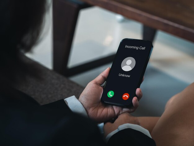 Angajată păcălită să trimită 1.500 lei! Înșelăciune incredibilă prin telefon la un magazin!