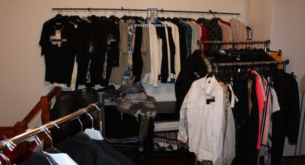 Afacere de lux fals în Sântandrei: mii de produse contrafăcute găsite la percheziție