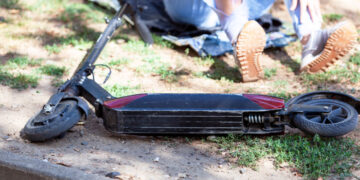 A furat trotineta unui copil, apoi i-a smuls banii din buzunar: agresorul prins în flagrant și imobilizat de trecători