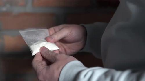 Avertisment, nu închisoare: bărbat prins cu droguri de mare risc într-un local din Oradea