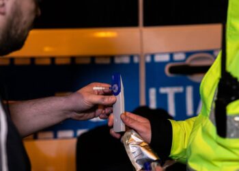 Șofer din Bihor, condamnat după ce a refuzat testele antidrog și a oferit mită polițiștilor