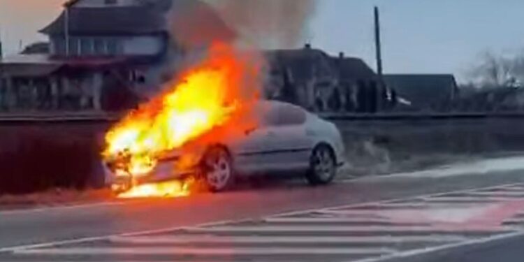 Intervenție dramatică în Chiribiș: autoturism cuprins de flăcări sub ochii șoferilor