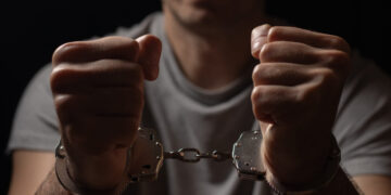 Profesorul acuzat de agresiune și viol asupra unei minore rămâne după gratii