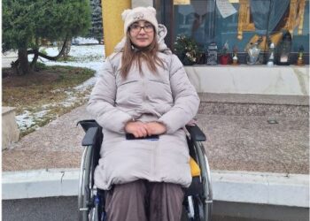 Elena Parapir, 23 de ani, mamă a doi copii, luptă cu un cancer mamar agresiv și are nevoie de sprijin pentru tratament.