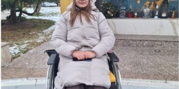 Elena Parapir, 23 de ani, mamă a doi copii, luptă cu un cancer mamar agresiv și are nevoie de sprijin pentru tratament.