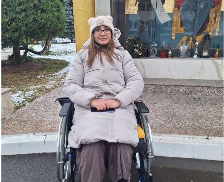 Elena Parapir, 23 de ani, mamă a doi copii, luptă cu un cancer mamar agresiv și are nevoie de sprijin pentru tratament.