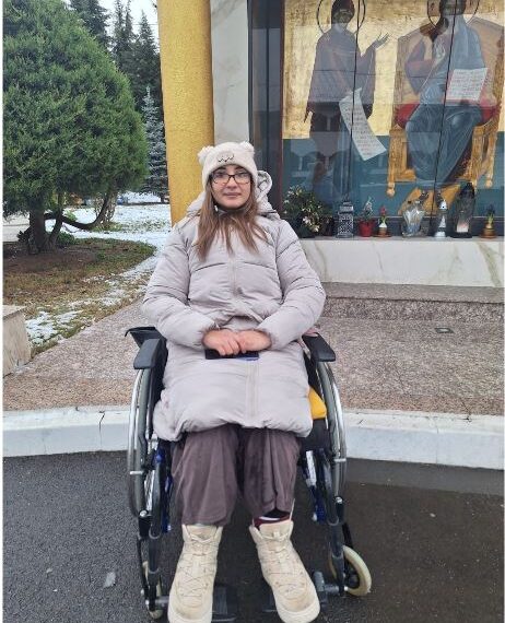 Elena Parapir, 23 de ani, mamă a doi copii, luptă cu un cancer mamar agresiv și are nevoie de sprijin pentru tratament.