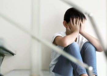 Băiat de 9 ani, bătut în plină stradă și filmat, iar agresorul de 17 ani este plasat sub control judiciar