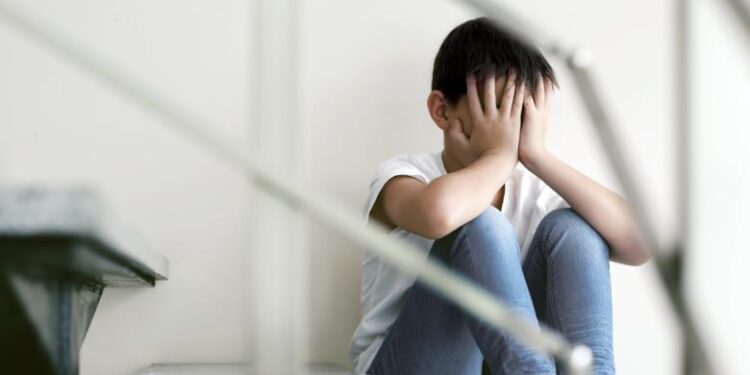 Băiat de 9 ani, bătut în plină stradă și filmat, iar agresorul de 17 ani este plasat sub control judiciar