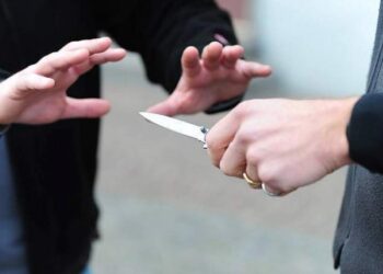 Femeie de 44 de ani, în stare gravă, după ce a fost înjunghiată de fiul său, în Oradea