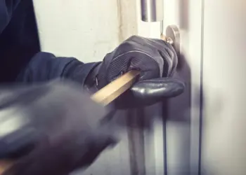 A vândut unelte furate cu 260 de lei și s-a ales cu închisoare: recidivist condamnat din nou de Judecătoria Oradea