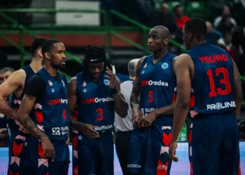 Baschetbaliștii orădeni au plecat de la Sarajevo direct la Ploiești pentru meciul cu Petrolul