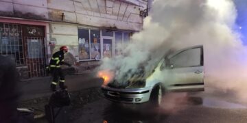 Incendii în Oradea, în miez de noapte: apartamente și mașini la un pas de tragedie