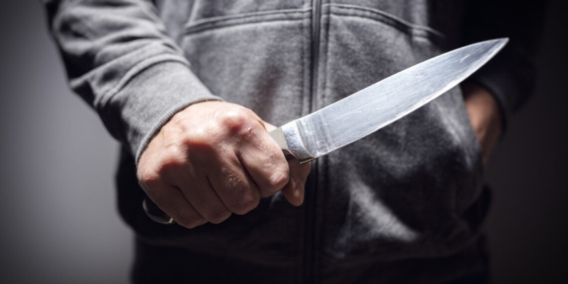 Atac asupra unui polițist: înjunghiat pe la spate de un adolescent de 16 ani