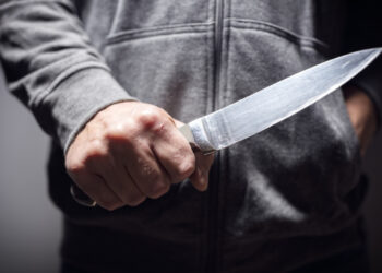 Atac asupra unui polițist: înjunghiat pe la spate de un adolescent de 16 ani