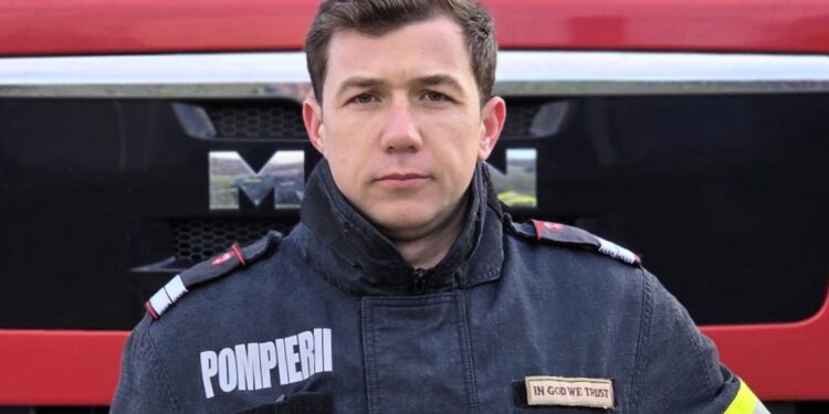 Erou în timpul liber: pompierul care și-a salvat mătușa de aproape 80 de ani din calea flăcărilor