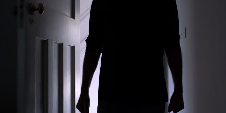 Scandal în Bihor: bărbat trimis în judecată după ce ar fi intrat peste fosta soție și ar fi amenințat familia acesteia