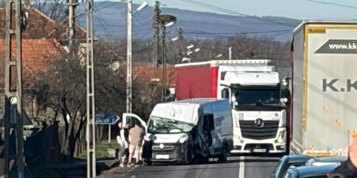 Accident grav pe DN1, în Borod: Coliziune între TIR și microbuz