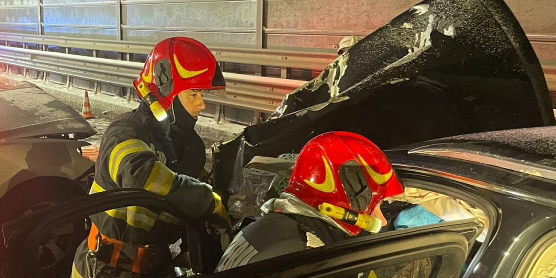 Accident grav între Oradea și Sânmartin: trei persoane încarcerate