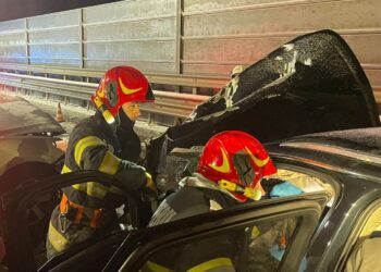 Accident grav între Oradea și Sânmartin: trei persoane încarcerate