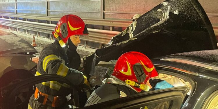 Accident grav între Oradea și Sânmartin: trei persoane încarcerate