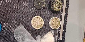 Un an și jumătate de trafic cu cristal și canabis: doi tineri arestați pentru droguri de mare risc