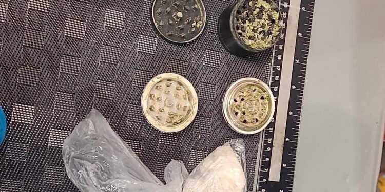 Un an și jumătate de trafic cu cristal și canabis: doi tineri arestați pentru droguri de mare risc