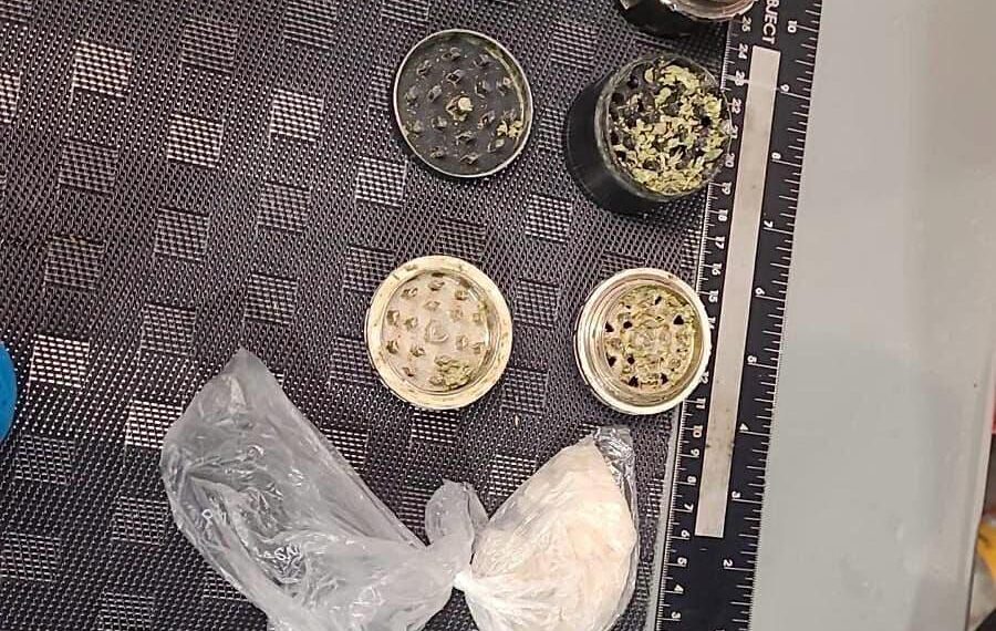 Un an și jumătate de trafic cu cristal și canabis: doi tineri arestați pentru droguri de mare risc