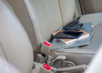 A furat un portofel dintr-o mașină și a folosit cardurile victimei: condamnat la aproape 7 ani de închisoare cu executare