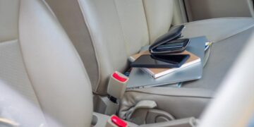 A furat un portofel dintr-o mașină și a folosit cardurile victimei: condamnat la aproape 7 ani de închisoare cu executare