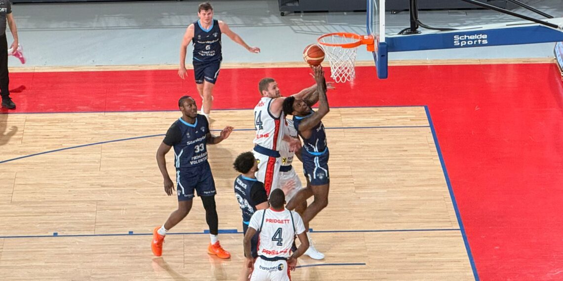 Atmosferă liniștită, spectatori puțini iar CSO Voluntari câștigă clar în Oradea Arena