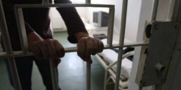 Telefoane strecurate în arest și trafic de droguri de mare risc: un interlop cunoscut rămâne după gratii