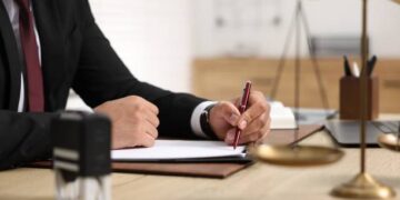 Apărarea devine obligatorie în cazurile de violență domestică: ce schimbări aduce noua lege adoptată de Camera Deputaților