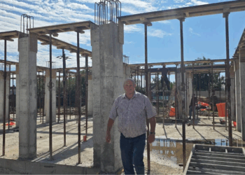 Primarul Ioan Gligor pe șantierul Creșei din Oșorhei